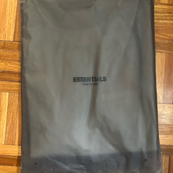 Essentials Fear Of God Tshirt - Picture 5 of 7
